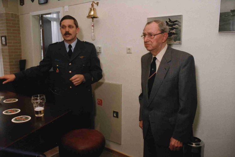 Bauke Douwes de Jong (1900-1994) tijdens uitreiking verzetskruis 1983